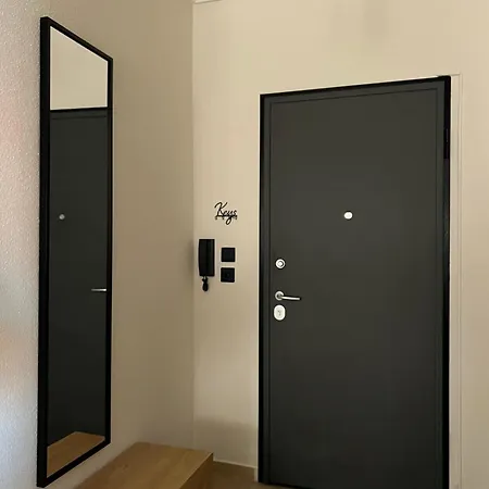 My Place * Νέοι Επιβάτες