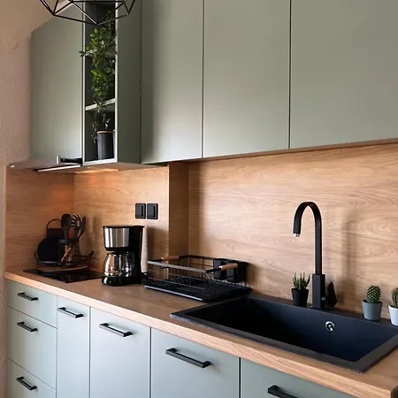 My Place * Νέοι Επιβάτες